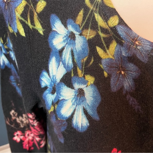 100% Cashmere Floral Black Sweater - Picture 5 of 7